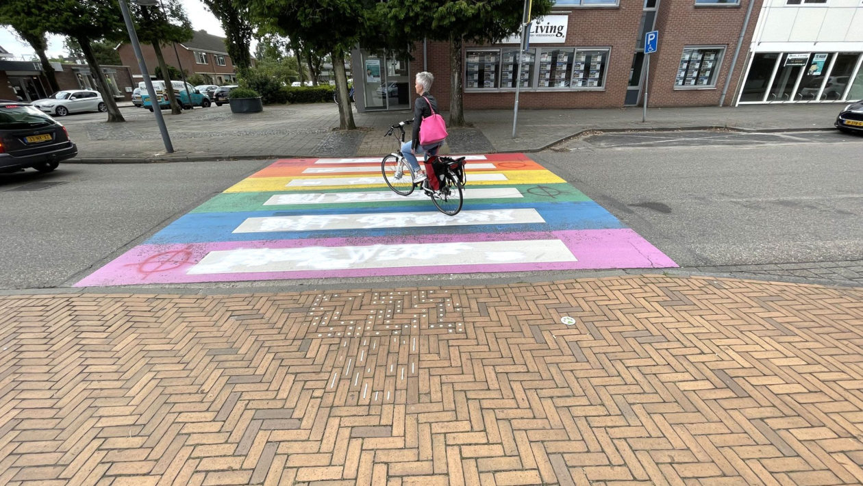 Bekladde regenboogpaden in Dieren weer schoon. Foto: Martin Slijper