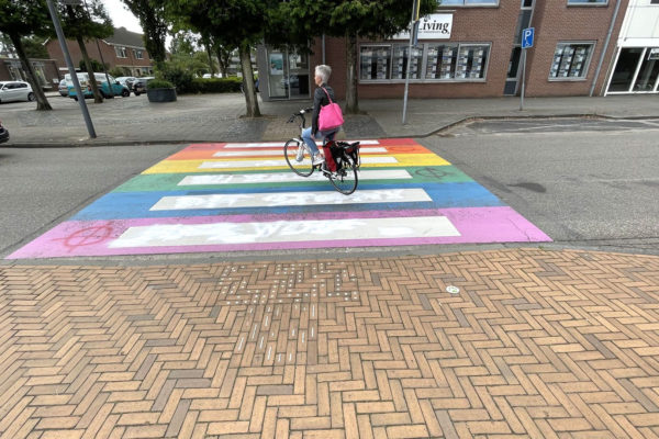 Bekladde regenboogpaden in Dieren weer schoon. Foto: Martin Slijper