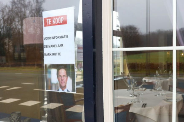 Als protest hangt er een ludiek verkoopbord op dit restaurant in Rheden. Foto: Persbureau Heitink/Jean-Marc Regelink