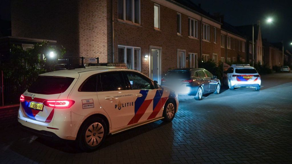 De politie bij de woning. Foto: Persbureau Heitink