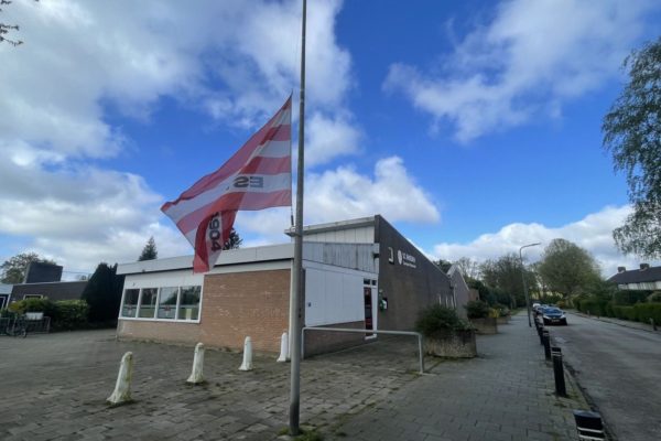 Bij SC Rheden hangt de vlag halfstok Foto: Omroep Gelderland