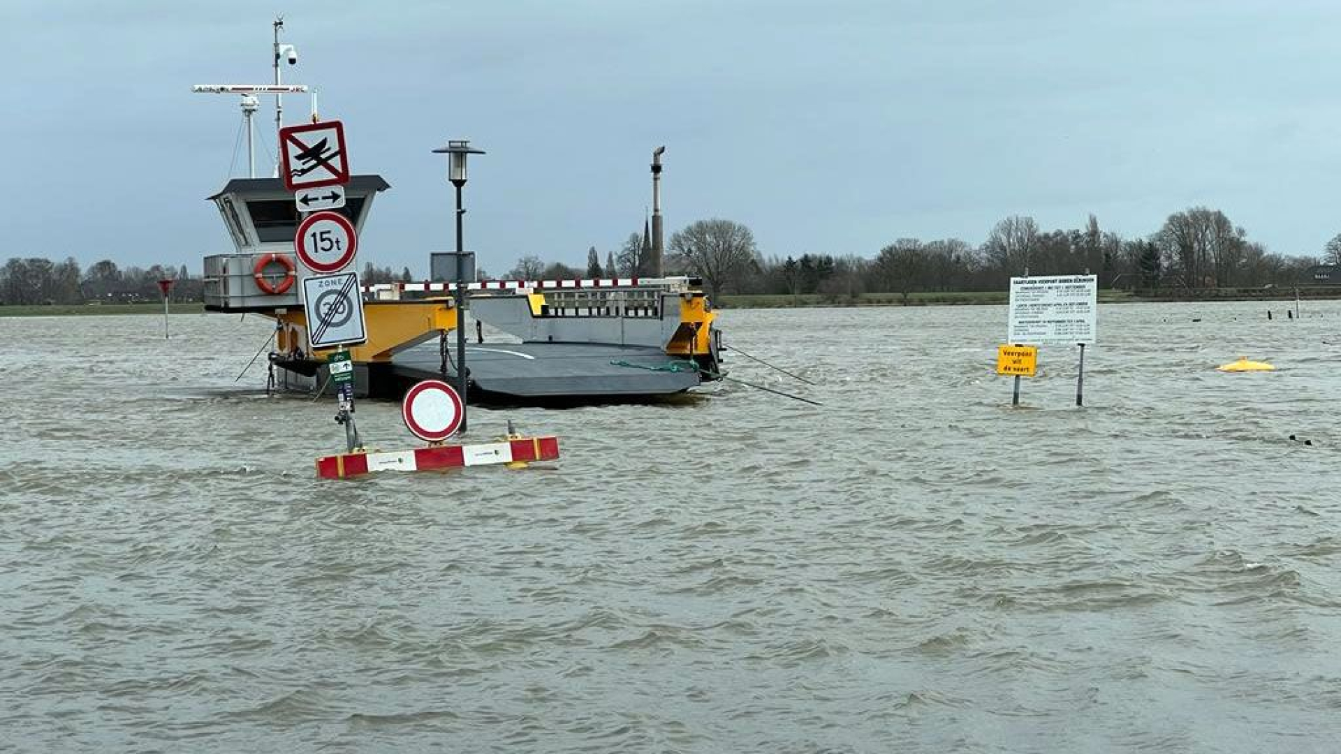 Waterpeil te hoog: Veerpont tussen Dieren en Olburgen uit de vaart