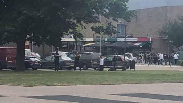 Politie houdt de twee onder schot. Foto: Ingezonden via Whatsapp