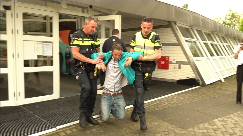 De laatste actievoerder wordt door de politie weggedragen uit het schoolgebouw. Foto: Omroep Gelderland