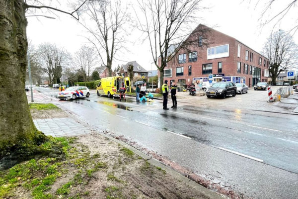Scooterrijder ernstig gewond bij aanrijding in Velp. Foto: Martin Slijper