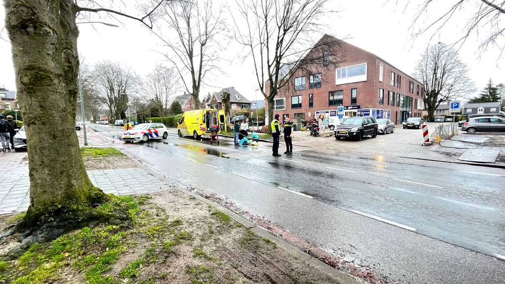 Scooterrijder ernstig gewond bij aanrijding in Velp. Foto: Martin Slijper