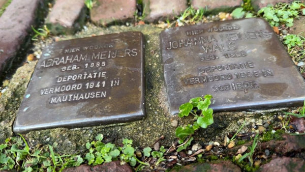 Struikelstenen in roggestraat Doesburg. Foto: Omroep Gelderland