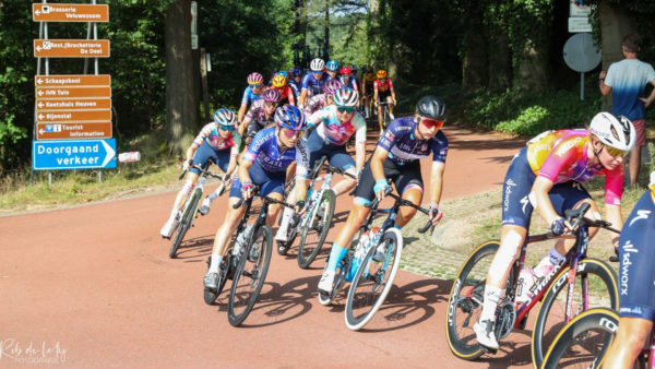 Annemiek van Vleuten voor het laatst over de Posbank. Foto: Rob de Lelij