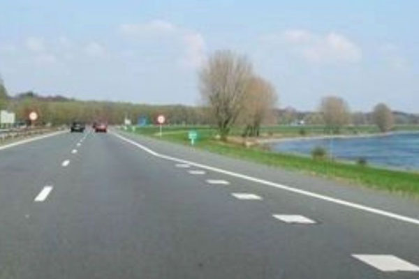 Auto van snelweg in de IJssel
