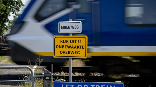 Een onbewaakte spoorwegovergang in Drenthe. Foto: ANP