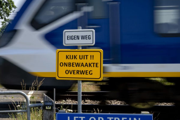 Een onbewaakte spoorwegovergang in Drenthe. Foto: ANP