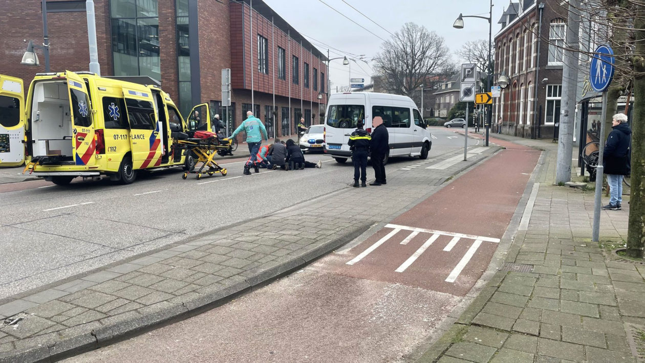 Vrouw zwaargewond na aanrijding met taxibus op de Hoofdstraat in Velp. Foto: Martin Slijper