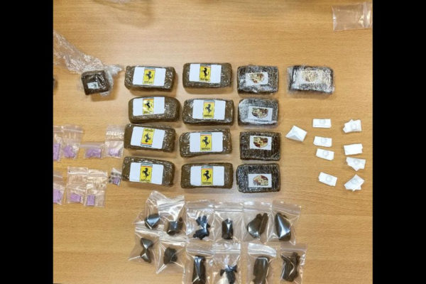 Politie vindt drugs in woning in Dieren. Foto: Politie