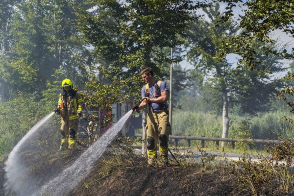 Maandag was er al brand langs het spoor bij Laag Soeren. Foto: Persbureau Heitink