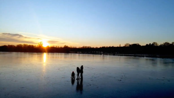Schaatsen in de uiterwaarden bij Ellecom. Foto: Foto: Still YouTube Henry Heine