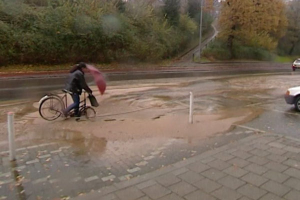 Een onbekend meisje fietst in Arnhem een sinkhole in. Foto: Omroep Gelderland