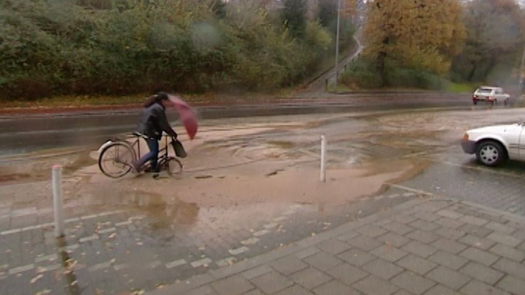 Een onbekend meisje fietst in Arnhem een sinkhole in. Foto: Omroep Gelderland
