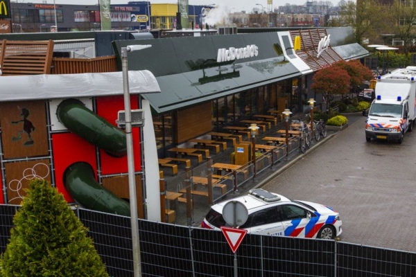 Onderzoek bij de McDonald's in Zwolle waar het schietincident plaatsvond. Foto: ANP
