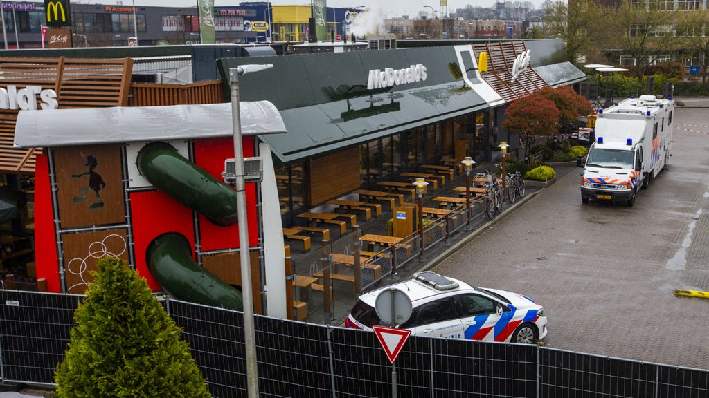 Onderzoek bij de McDonald's in Zwolle waar het schietincident plaatsvond. Foto: ANP