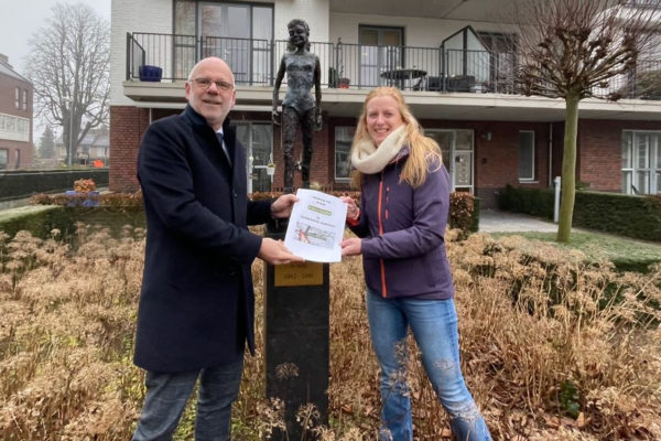 GroenLinks overhandigd verzamelde straatnamen aan burgemeester Van Eert. Foto: Marloes van de Kolk