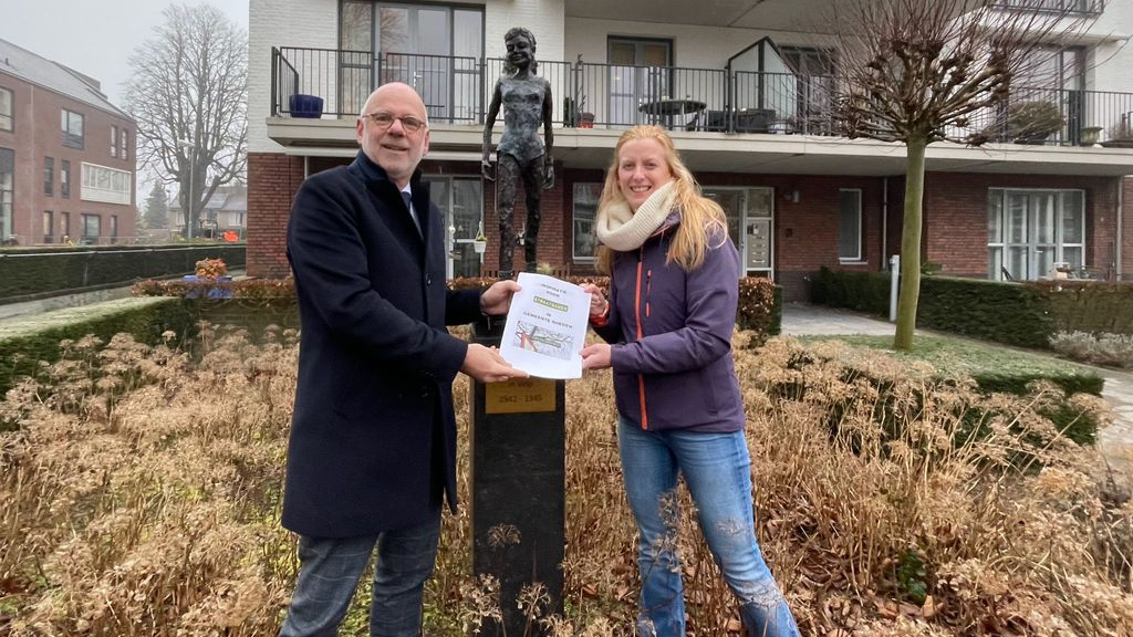 GroenLinks overhandigd verzamelde straatnamen aan burgemeester Van Eert. Foto: Marloes van de Kolk