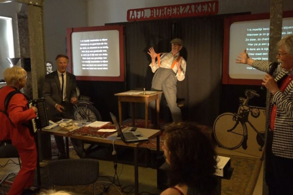 Een van de vele liederen tijdens het toneelstuk 'Ik Jan Lamberts'. Foto: Omroep Gelderland