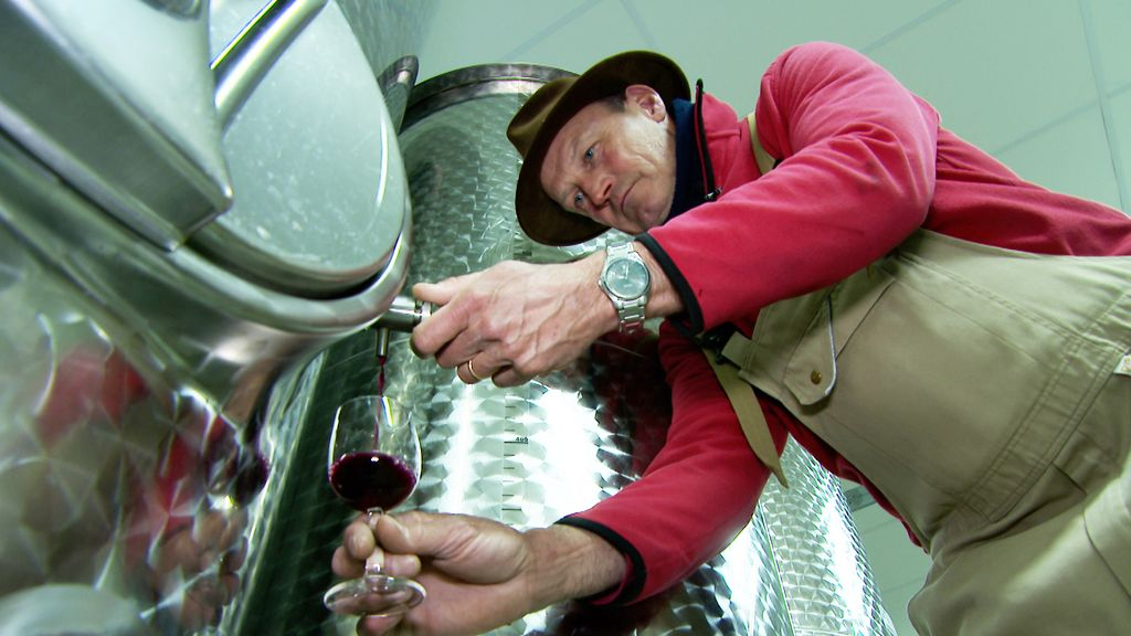 Youp Cretier test zijn wijn. Foto: Omroep Gelderland
