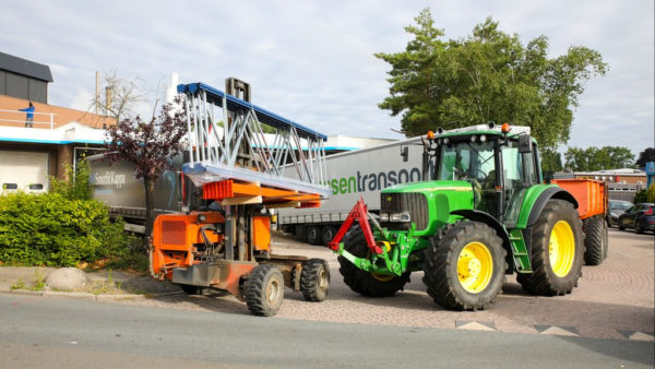 Vrachtwagens kunnen niet laden en ook niet lossen. Foto: Luciano de Graaf