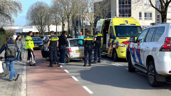 Lantaarnpaal moet het ontgelden naar aanrijding met brommobiel. Foto: Martin Slijper