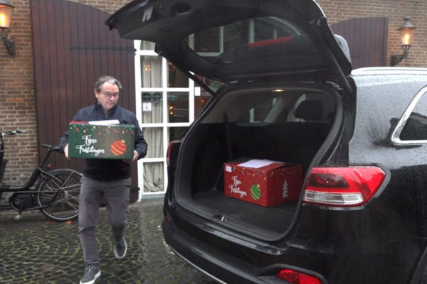 Raymond Kluit van De Watermolen sloot het restaurant en bezorgt 1000 kerstmaaltijden. Foto: Omroep Gelderland