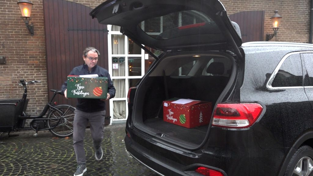Raymond Kluit van De Watermolen sloot het restaurant en bezorgt 1000 kerstmaaltijden. Foto: Omroep Gelderland