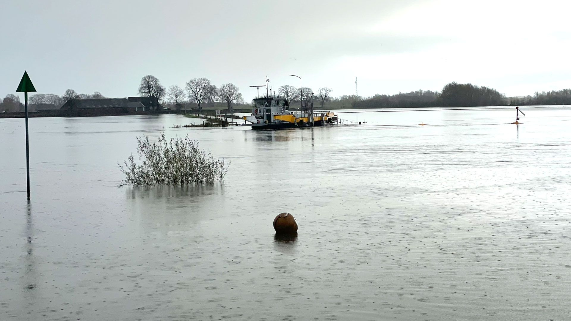 Het water is gezakt, het veerpontje tussen Dieren en Olburgen vaart weer