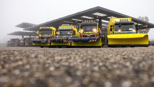 Stooiwagens van Rijkswaterstaat bij Herveld. Foto: ANP