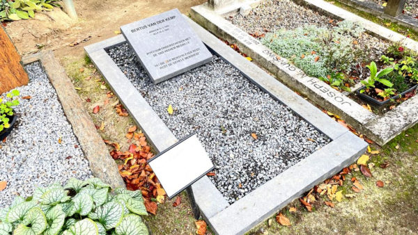 Rabbijn Soetendorp bezoekt graf adoptieouders in Velp. Foto: Martin Slijper