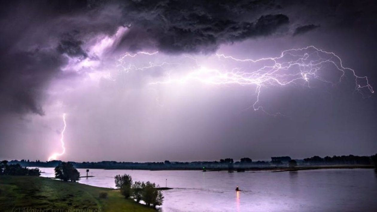Foto van onweer boven de Waal. Foto: Wouter van Bernebeek