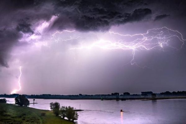 Foto van onweer boven de Waal. Foto: Wouter van Bernebeek