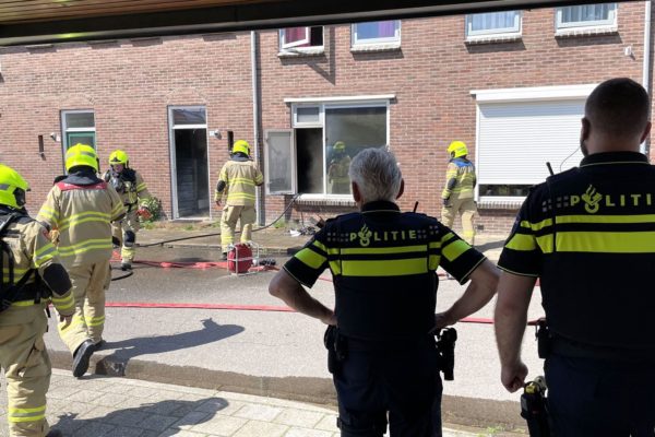 Aanzienlijke schade na woningbrand in Velp: oorzaak nog onbekend Foto: Martin Slijper