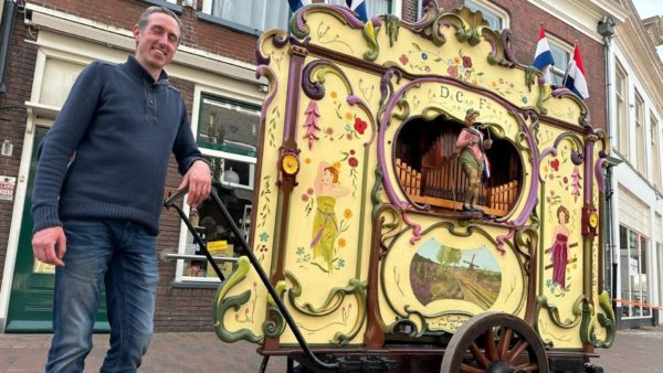 Frans Campagne met zijn draaiorgel Erica. Foto: Omroep Gelderland
