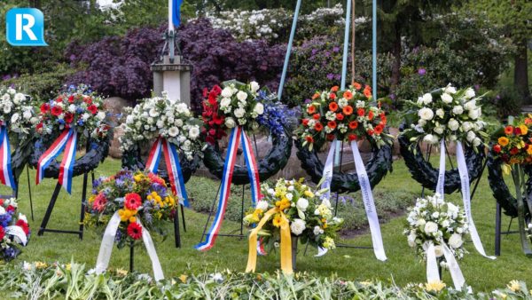 Dodenherdenking bij herdenkingsmonument in Velp Foto: Rob De Lelij