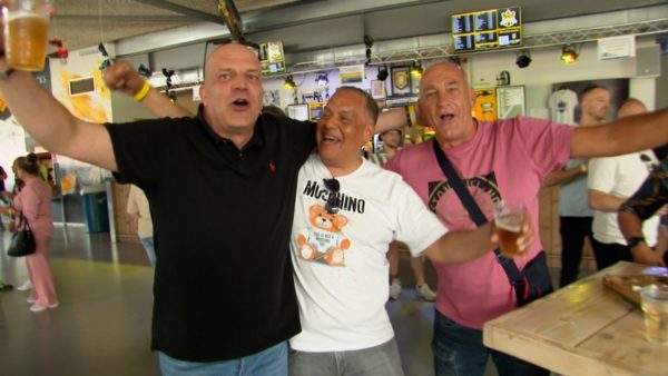 Vitesse-supporters genieten van het benefietconcert. Foto: Omroep Gelderland
