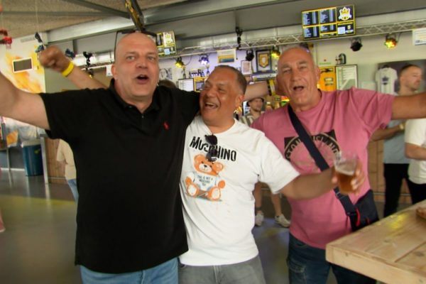 Vitesse-supporters genieten van het benefietconcert. Foto: Omroep Gelderland