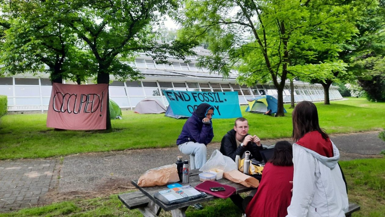 Activisten aan het ontbijt voor hun tentenkamp op het hogeschoolterrein. Foto: Eigen foto.