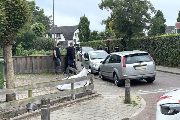 Politie met kogelwerende vesten naar Rheden na melding schietpartij Foto: Martin Slijper