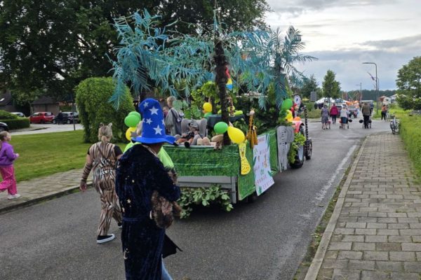 Versierde wagens in Spankeren Foto: Studio Rheden
