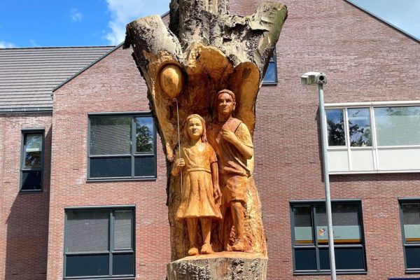 Kinderen in Velp verzamelen geld voor kunstwerk in boom Foto: Martin Slijper