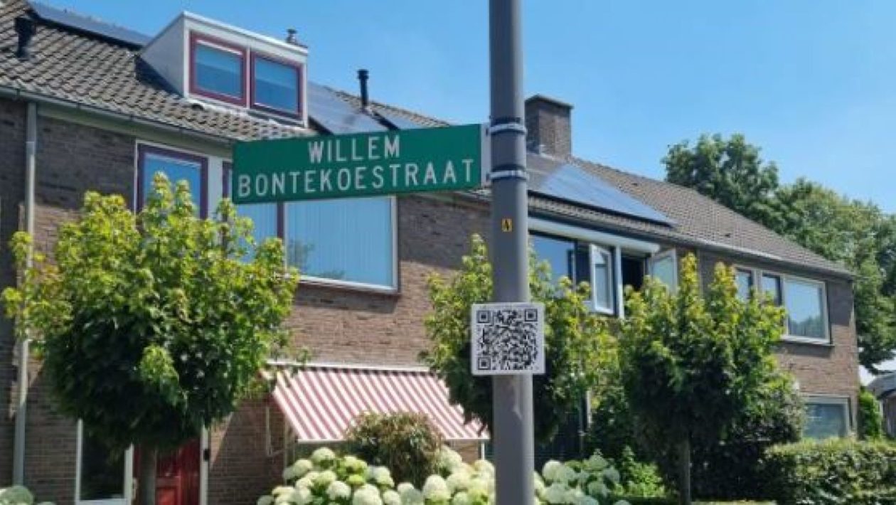 Een van de straatnaambordjes met daaronder een QR-code. Foto: Gemeente Rheden