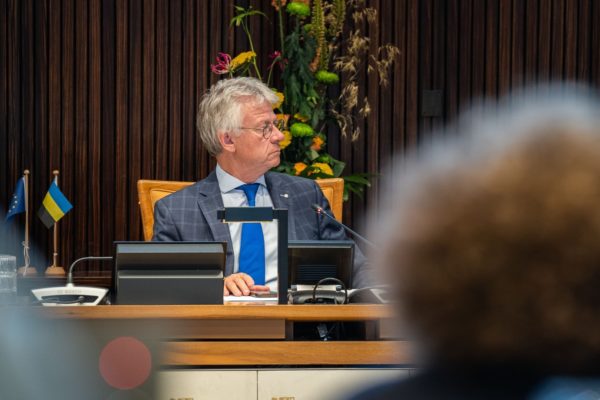 John Berends in een eerdere Statenvergadering Foto: Omroep Gelderland/Jasper Lindner