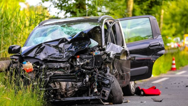 Een van de auto's na het ongeval. Foto: Luciano de Graaf