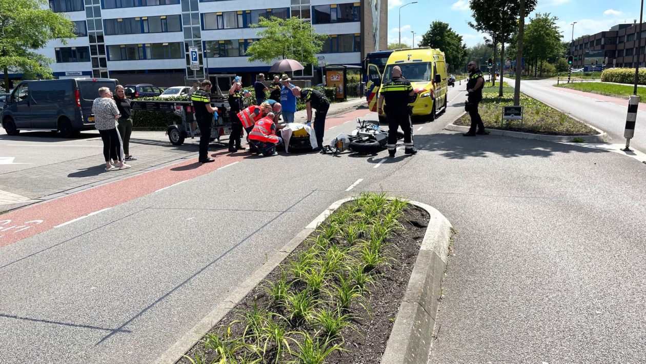 Motorrijder knalt met flinke snelheid op aanhanger in Velp Foto: Martin Slijper