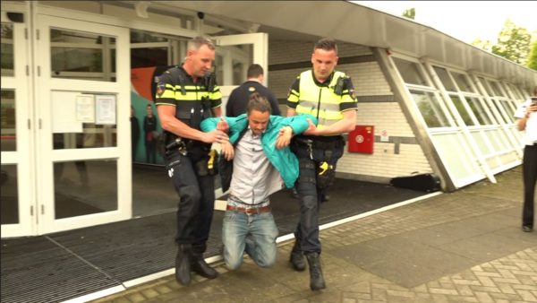 De laatste activist wordt door de politie weggedragen uit het schoolgebouw. Foto: Omroep Gelderland